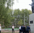 Возлагать цветы к памятнику строителям стало доброй традицией. Фото: Руслан Никонов, «КЗ». - Красное Знамя